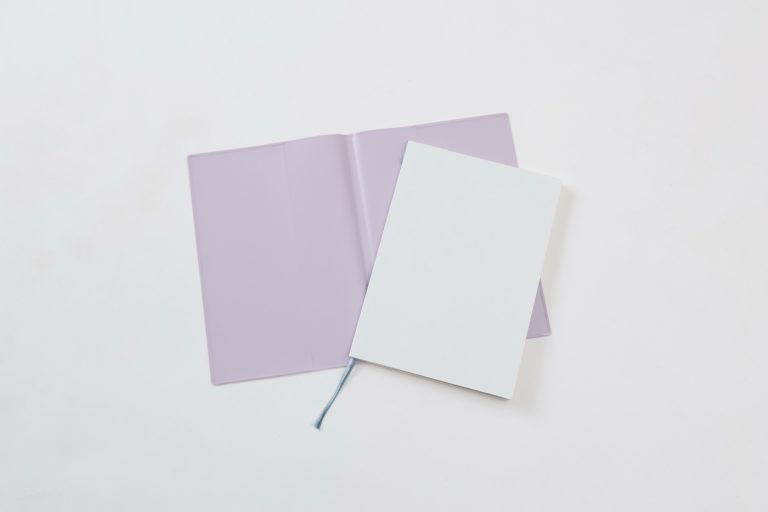 10thly Journalの表紙を開いた見返し部分。ラベンダー色の表紙裏と白い中紙